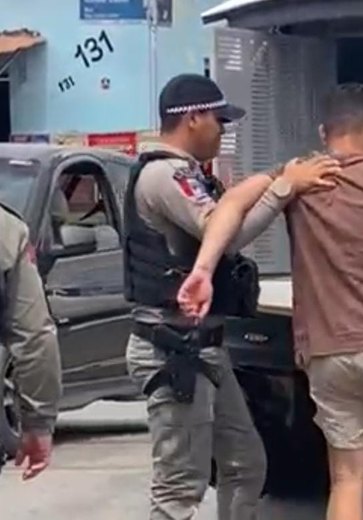 [Vídeo] Homem finge estar armado, tenta roubar moto e é detido e hostilizado por populares em Arapiraca