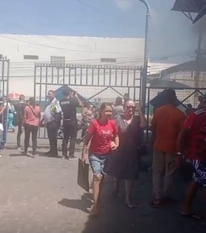 [Vídeo] Pais protestam contra falta de transporte escolar em Maceió e bloqueiam terminal no Benedito Bentes