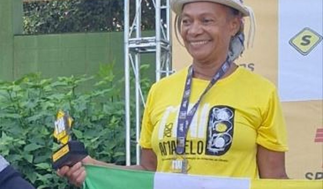 Carminha sobe ao pódio com bandeira de Arapiraca na Corrida Maio Amarelo em SP
