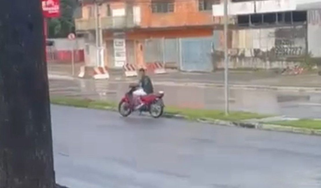 Homem é acusado de roubar celular em ponto de ônibus no bairro Santo Amaro, em Maceió