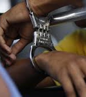 Uma mulher e três homens são presos com drogas em operações distintas em Maceió