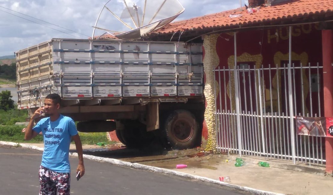 Caminhão perde controle e atinge parede de bar em Traipu 