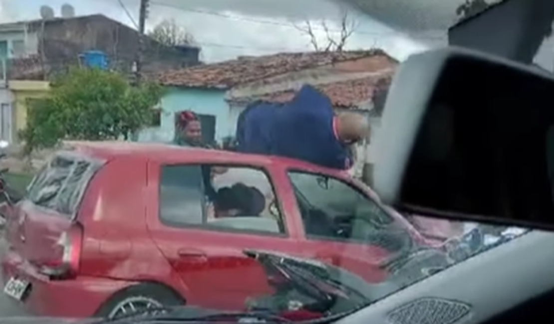 Motociclista fica em cima de carro após acidente na Cambona