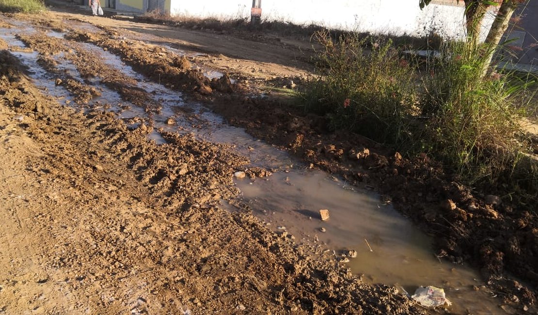 Moradores reclamam de vazamento de água no bairro Zélia Barbosa, em Arapiraca