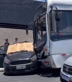 [Vídeo] Carro é atingido por ônibus e condutora fica presa às ferragens na ladeira da Rotary