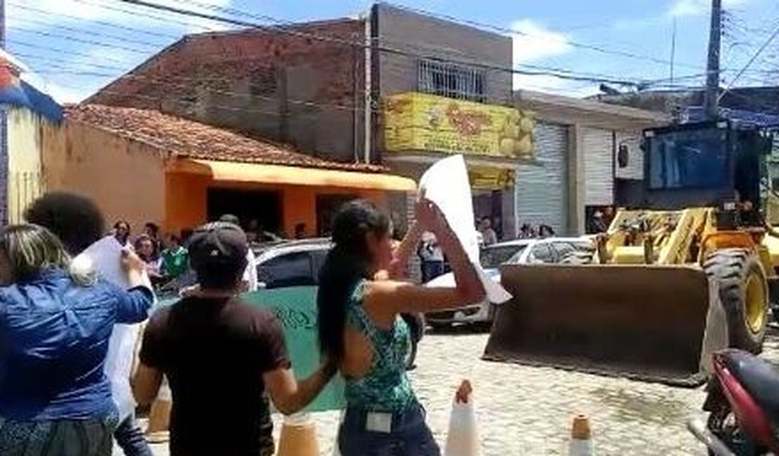 Homem ameaça passar por cima de manifestantes com retroescavadeira