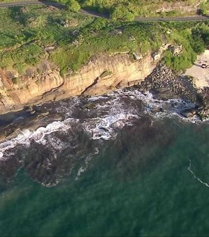 Casal é puxado por onda e morre afogado ao tentar fazer selfie em praia 