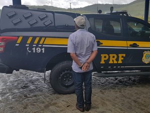 PRF prende homem com mandado de prisão em aberto na BR-104