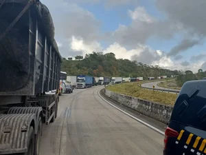 Tombamento de veículo interdita trecho da BR-101 em Junqueiro