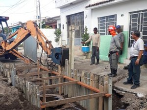 Casal realiza conserto de rede coletora de esgoto no Trapiche da Barra