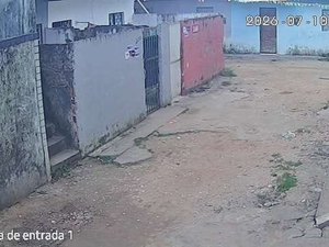 Câmera de segurança flagra homem invadindo casas no bairro Clima Bom