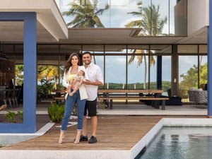 Mano Walter mostra  mansão em Maceió ao lado da mulher e bebê recém-nascido
