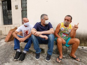 Alfredo Gaspar visita comunidades no Jacintinho para ouvir desejos de moradores