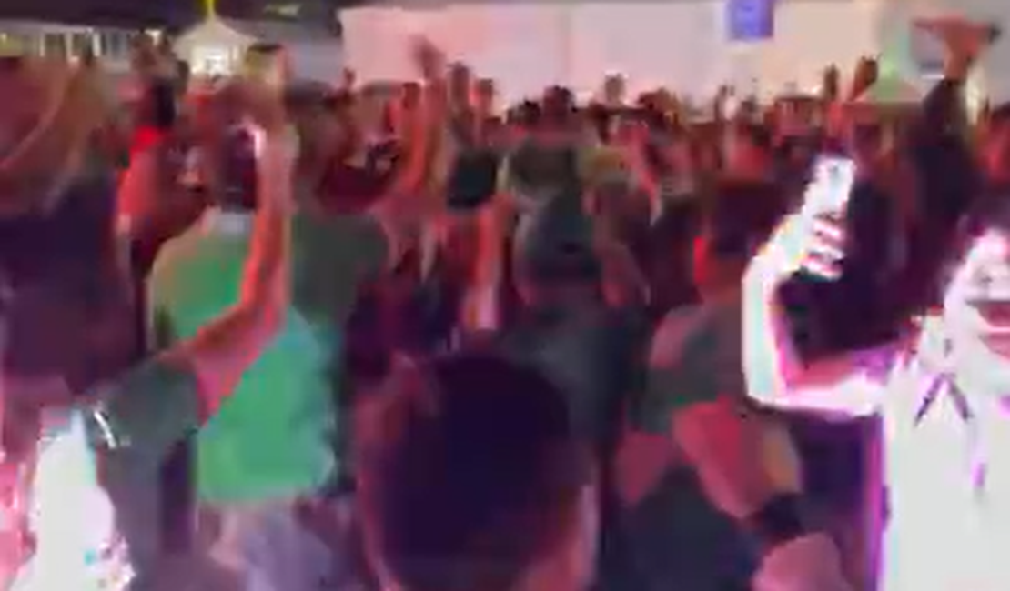 Mexicanos e sul-coreanos dançam ao som de 'Gagnam Style' após vitórias na Copa do Mundo