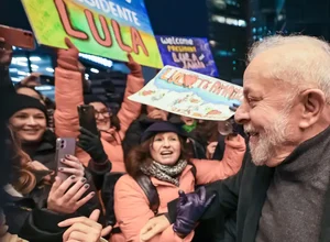 Lula chega a Berlim, onde reforça acordos em diversos setores