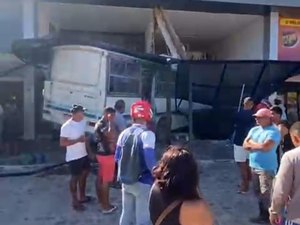 Ônibus com trabalhadores rurais invade galeria comercial em Maragogi