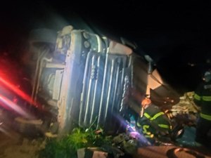 Carreta capota e motorista morre preso às ferragens na BR-316, em Pilar