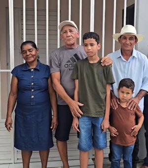 População refaz casa destruída por fogo, que prefeito prometeu reconstruir