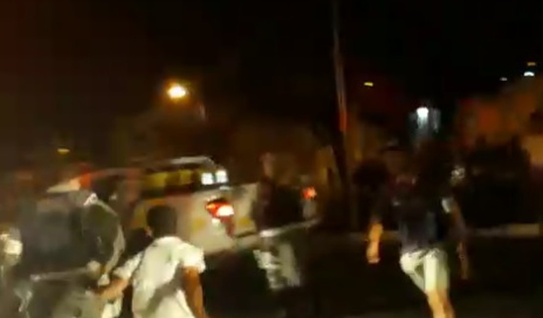 Populares afrontam policiais militares que faziam blitz no distrito de Piau
