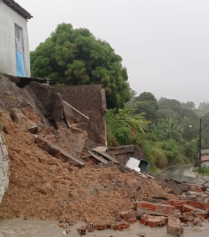 Chuvas provocam estragos em Coruripe e famílias deixam casas