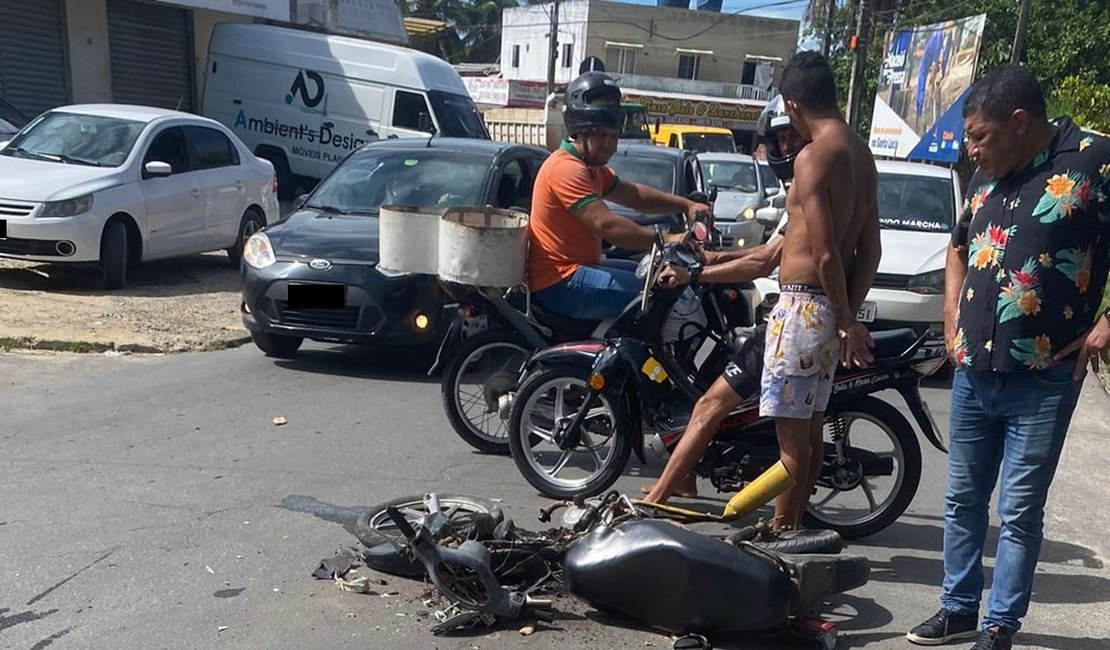 Homem morre e outro fica inconsciente após colisão entre moto e ônibus escolar