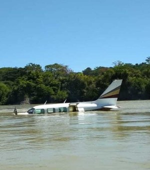 Piloto que fez pouso forçado em rio diz a polícia que matou assassino durante o voo