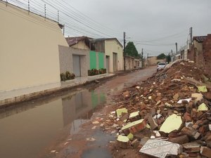 [Vídeo] Moradores vivem transtornos após prefeitura de Arapiraca interromper obras de calçamento