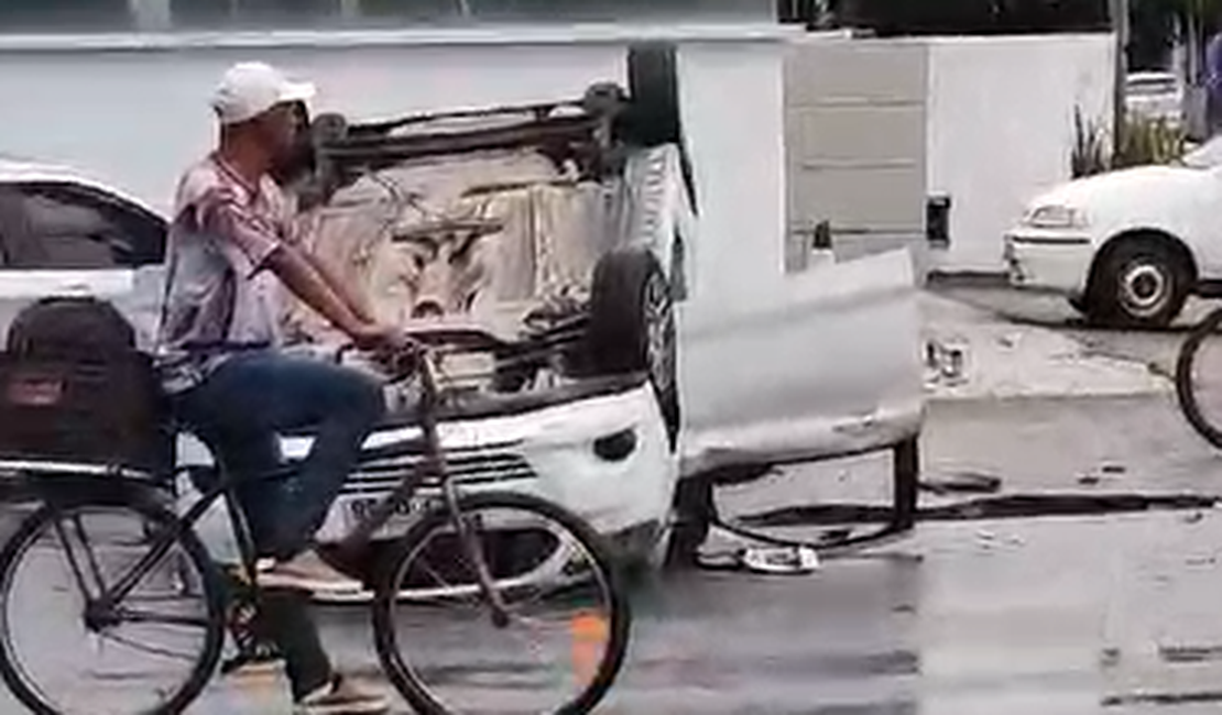 [Vídeo] Veículo de passeio capota no bairro da Ponta Verde em Maceió