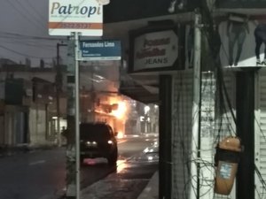[Vídeo ] Poste em frente a fachada de escola pega fogo e danifica rede de energia 