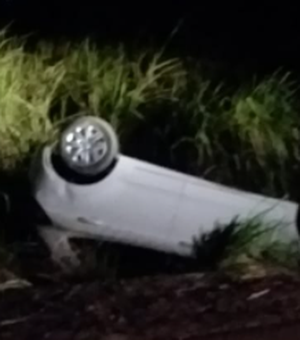 Motorista cai em vala à margem de rodovia e capota carro em Arapiraca