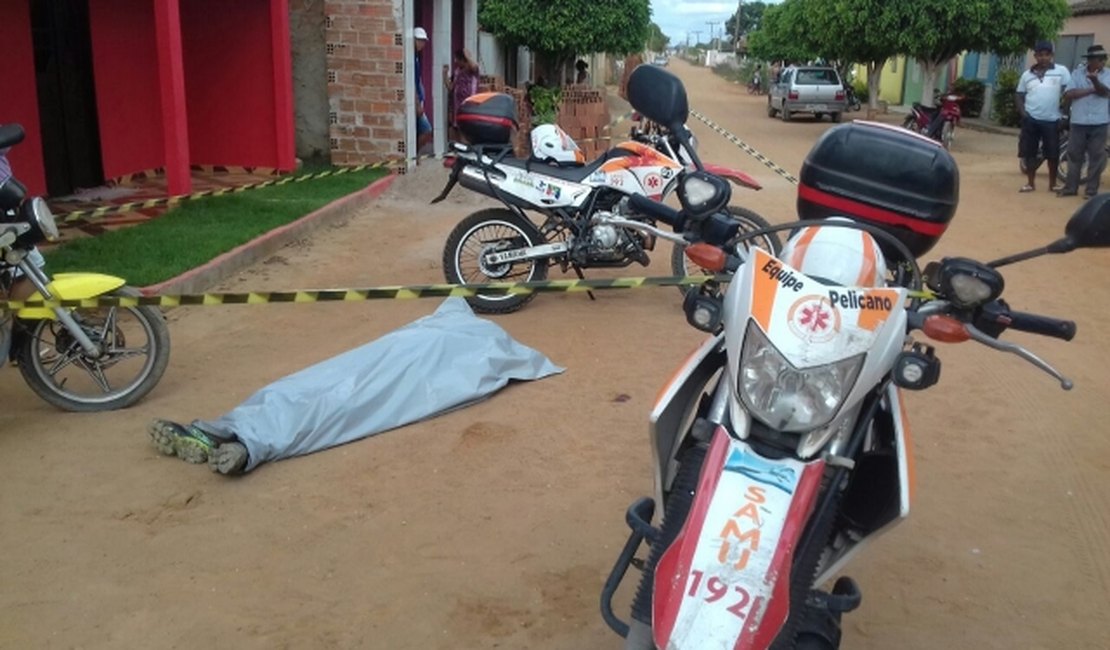 [Vídeo] Motociclista sofre mal súbito e morre em povoado