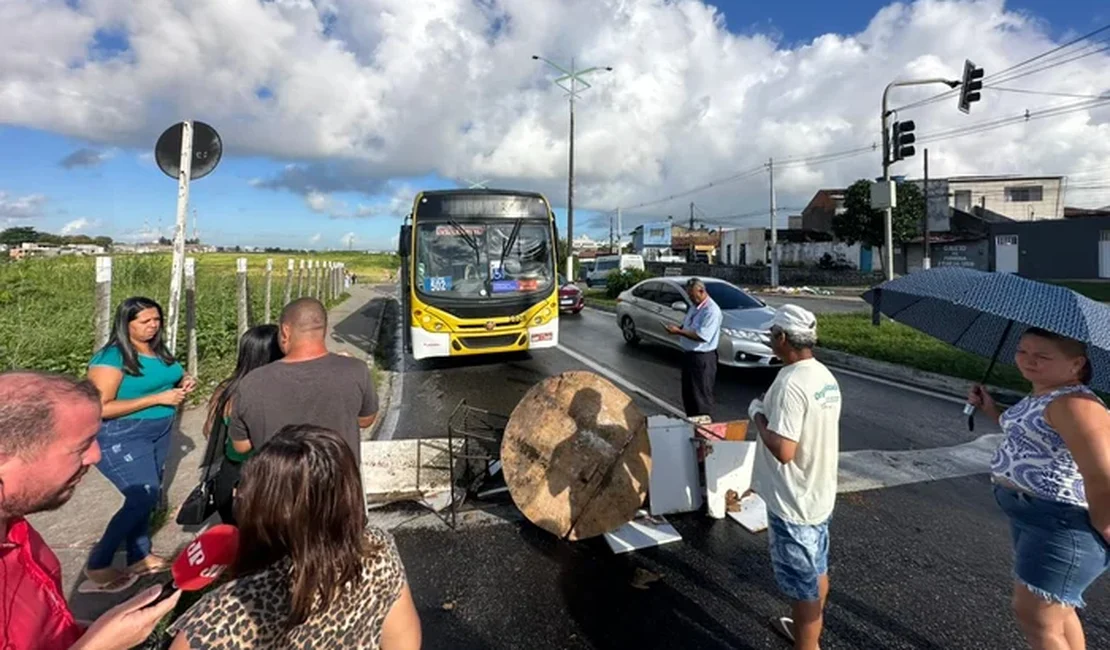 Av. Josefa de Melo é bloqueada por manifestantes que cobram melhorias no transporte público