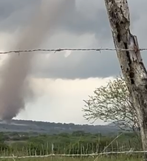 [Vídeo] Tornado na zona rural de Estrela de Alagoas impressiona moradores e causa estragos em residências