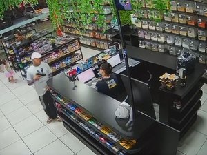 [Vídeo] Câmeras de segurança flagram assalto a loja na Serraria
