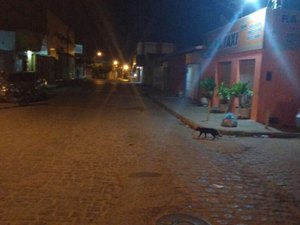 Criminosos assaltam taxistas, roubam mercadinho e espancam vítimas