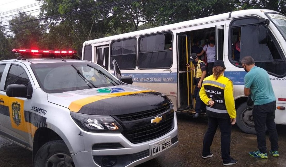 SMTT fiscaliza transportes públicos intermunicipais em Maceió
