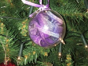 Idosa compra calcinhas brilhantes achando que eram enfeites de Natal