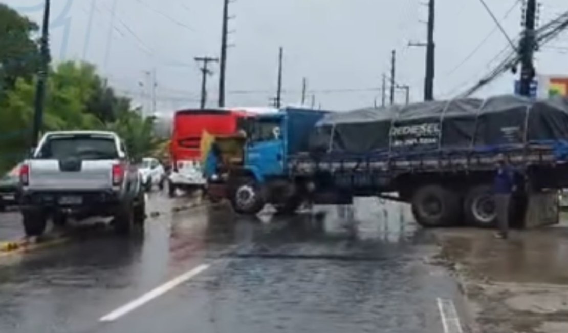 Caminhão quebra e deixa trânsito congestionado na Av. Menino Marcelo, em Maceió