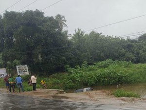 Carro cai no Rio Camaragibe e condutor fica ferido na Rota Ecológica dos Milagres