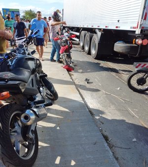 Colisão entre moto e carreta deixa duas vítimas graves próximo ao viaduto da PRF