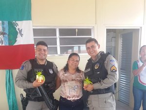 Alunos de escola de Jacuípe homenageiam policiais com cartas