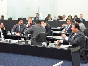 Deputados votam projeto que estabelece normas para realização de concursos públicos