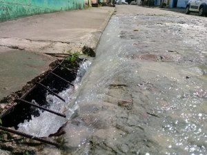 [Vídeo] Vazamento de grandes proporções causa transtornos no bairro Canafístula, em Arapiraca