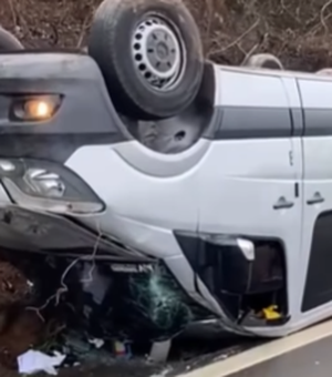 Van capota em trecho da BR-316 no município de Atalaia