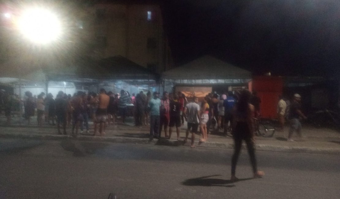 Jovem é assassinado dentro de barraca de frutas no Ouro Preto, em Maceió