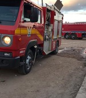 Carro pega fogo e mobiliza Corpo de Bombeiros na BR-101, em Pilar