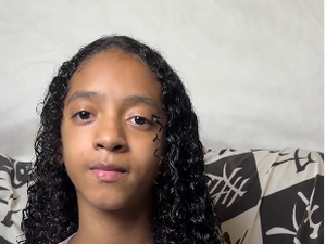Recuperada, menina que sobreviveu a ataque de abelhas emociona ao cantar