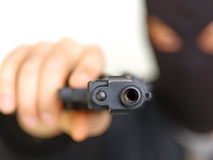 Trio invade residência e faz família refém em Arapiraca