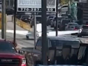 Avião monomotor faz pouso de emergência em estrada movimentada e atinge veículos na Geórgia