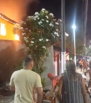 [Vídeo] Incêndio destrói apartamento e família tenta resgatar bens no Vergel do Lago